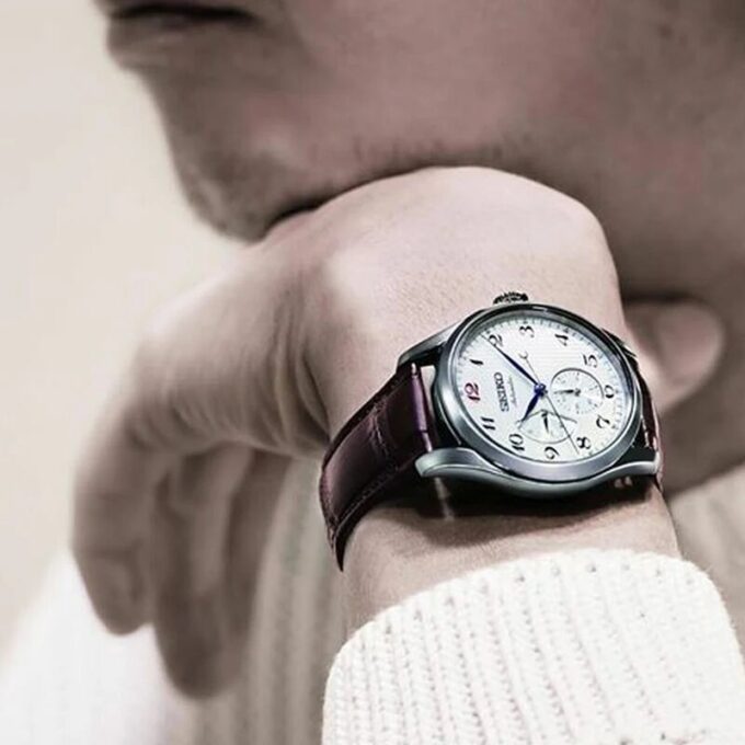 Presage automatisk mekanisk klokke med hvit urskive og brunt armbånd